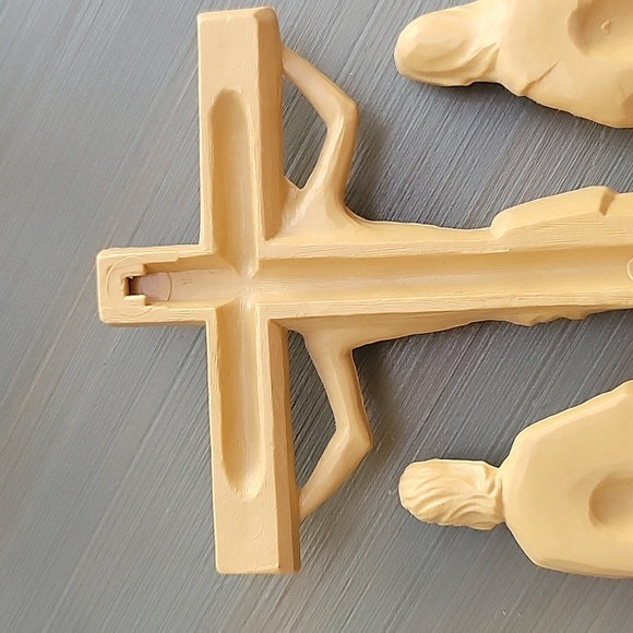 Hard Plastic Jesus on Cross w/Mary and Joseph Wall Hanging - Picture 4 of 4